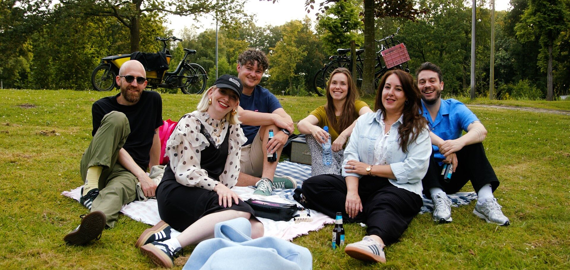 Een groep hangende jong volwassenen in het park.