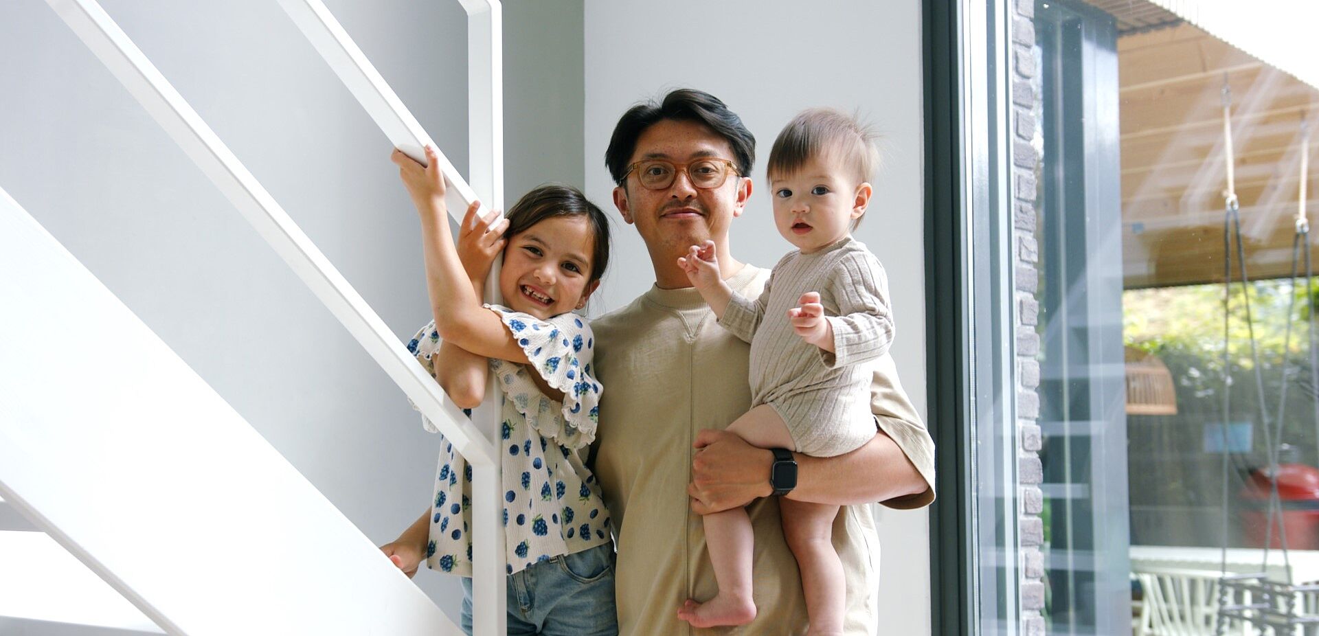 Een foto van een man met twee kinderen die wonen in Winkelsteeg.