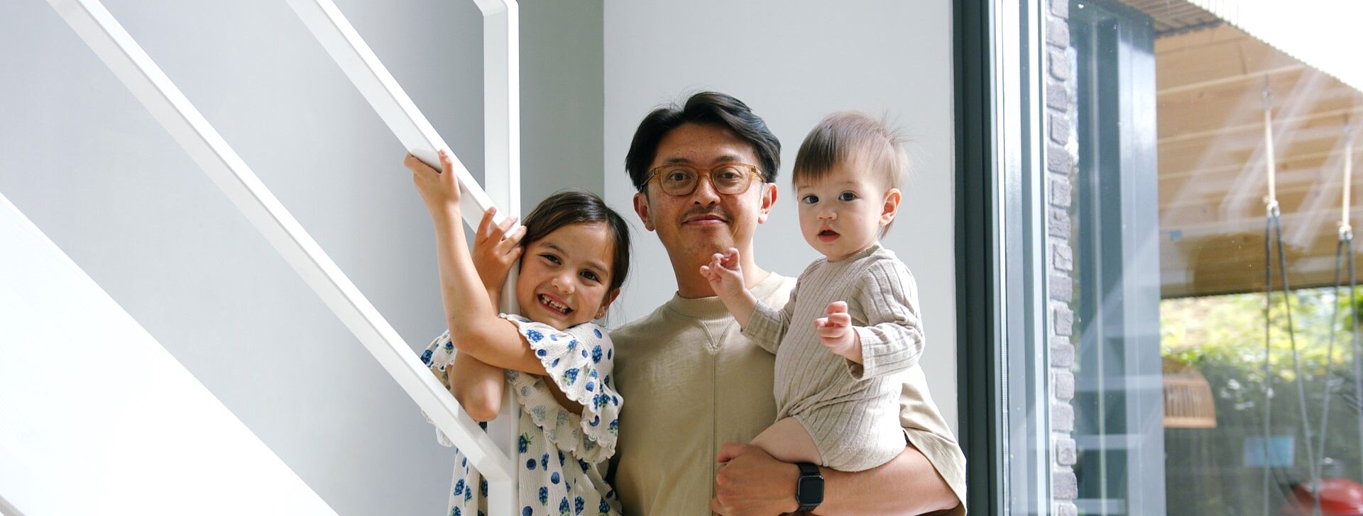 Een foto van een man met twee kinderen die wonen in Winkelsteeg.