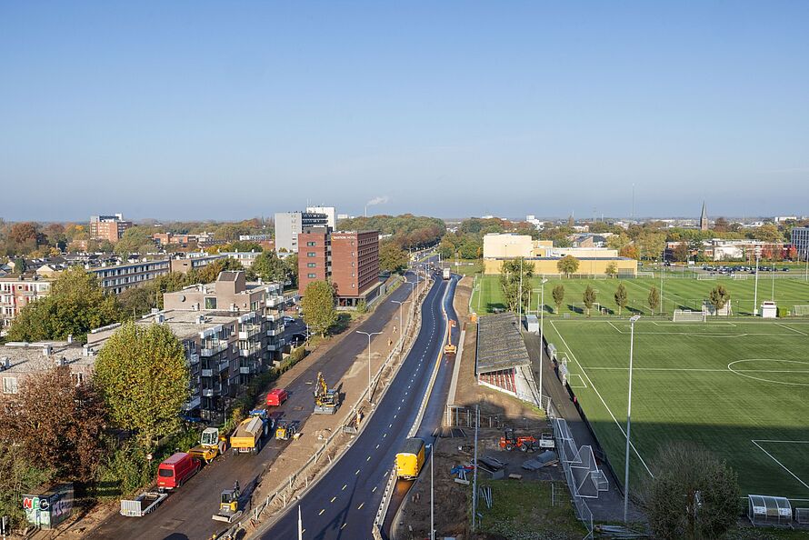 Een dronefoto van de Neerbosscheweg in aanleg