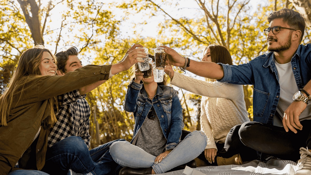 Een groep jongeren die elkaar ontmoeten en geniet van het leven