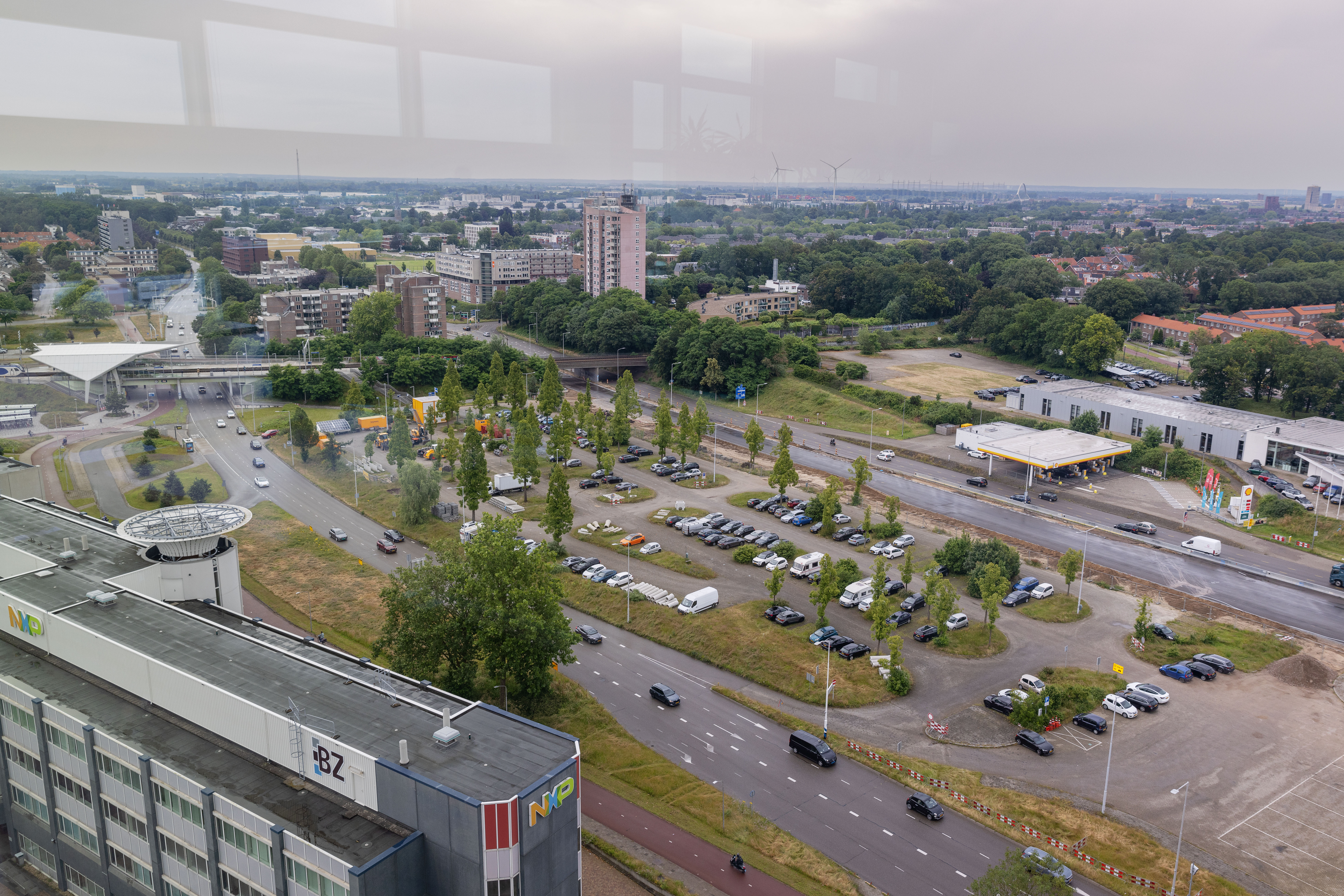 Een foto van het parkeerterrein tussen de rijbanen van de Neerbosscheweg (s100)